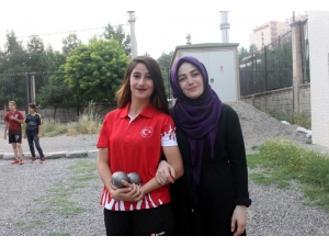 Dünya 3.’sü Kızına Destek Vermek İçin Bocce’ye Başladı