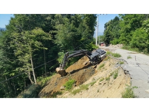 Akçakoca’da Meydana Gelen Heyelanla İlgili Çalışmalar Sürüyor