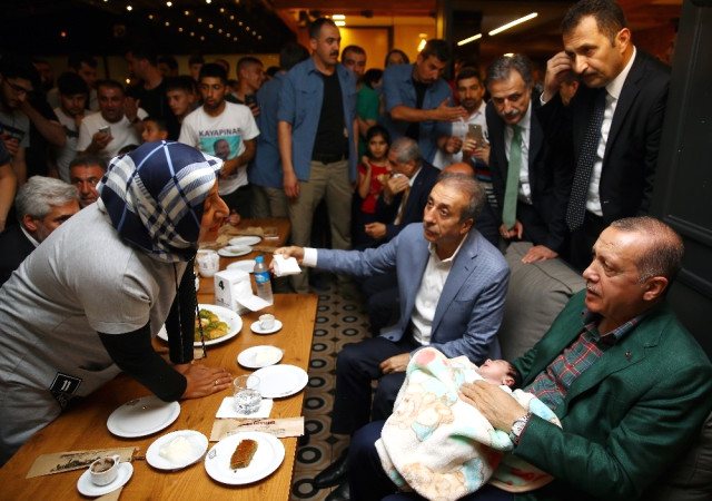 Erdoğan, Havalimanına Dönüş Yolunda Sevgi Seliyle Karşılaştı