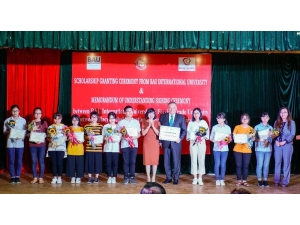 Vietnam’da 300 Öğrenciyi Bau Bursla Ödüllendirdi