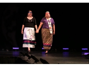 Toronto Yerli Moda Haftası’nda Renkli Görüntüler