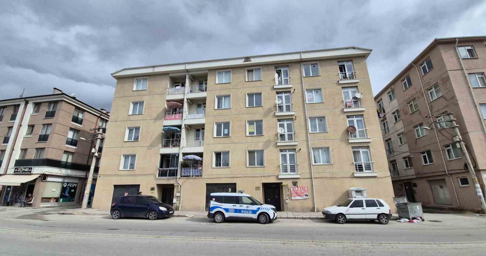 eskisehir-de-58-yasindaki-adamin-cesedini-evde-annesi-buldu