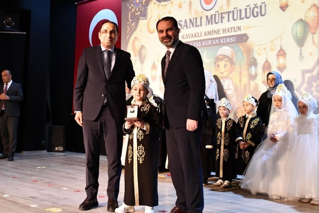 kur-an-kursunu-baslarina-tac-takarak-tamamladilar