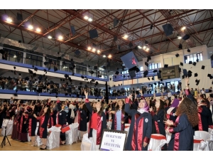 Sağlıkçılar Diplomalarını Aldı