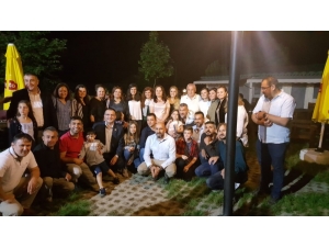 Lise Arkadaşları, 21 Yıl Sonra Sosyal Medya Yardımıyla İftarda Buluştu