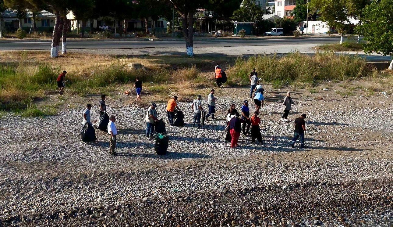 mersin-de-genclerden-sahil-temizligi-seferberligi