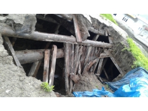 Horasan’da Aşırı Yağış Nedeniyle Ev Ve Ahır Çöktü