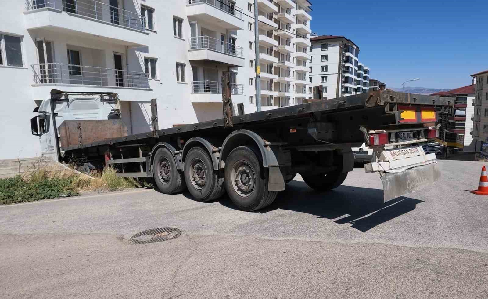 facianin-esiginden-donuldu-freni-bosalan-tirin-apartmana-carpma-ani-kameraya-yansidi