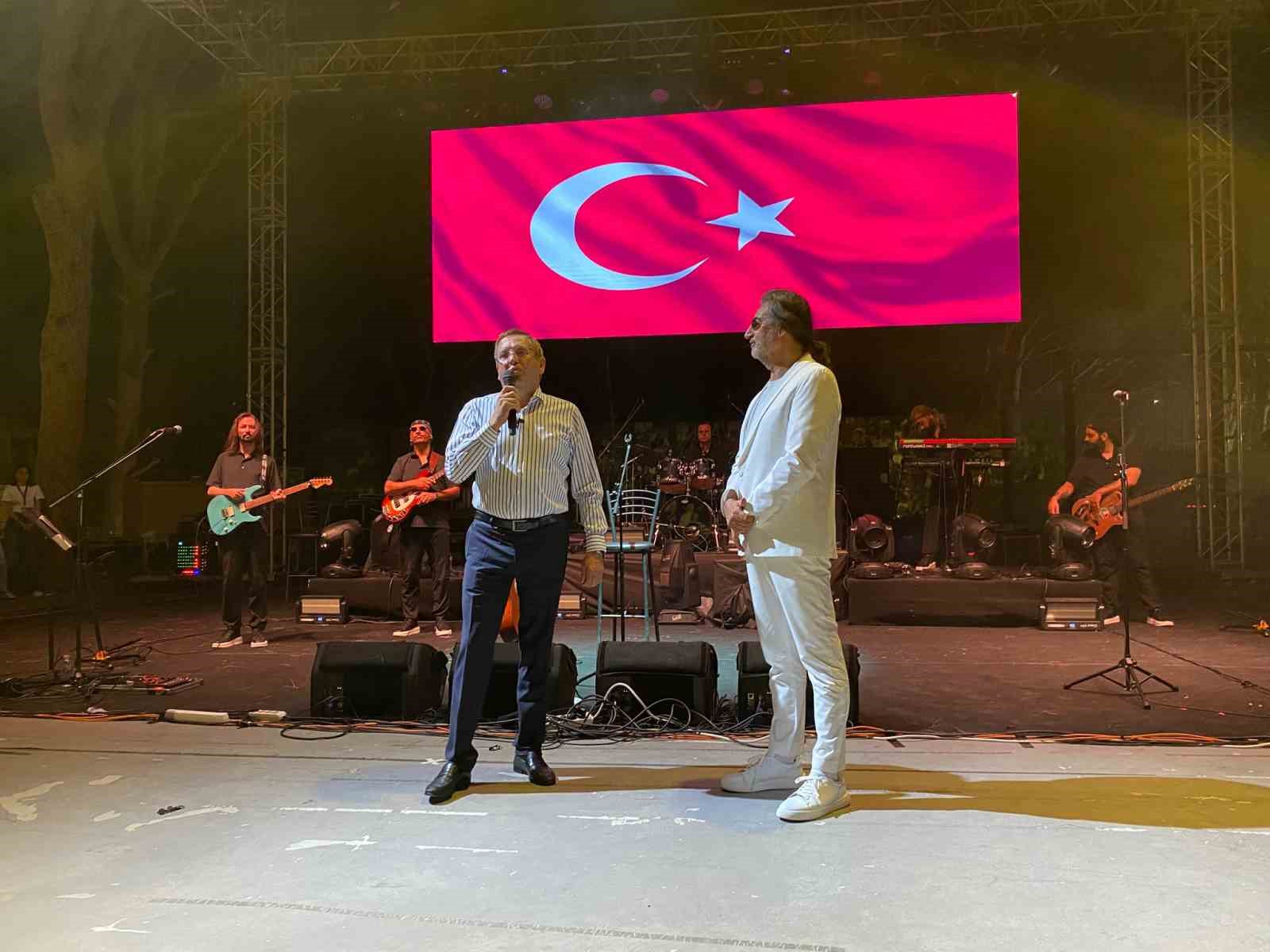 unlu-popcu-celik-ayvalik-i-salladi