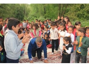 Çocukları Sırtında Taşıyan Türkücü Aydın Aydın Ezilme Tehlikesi Geçirdi