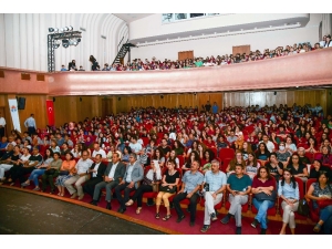 Liseli Gençler Tiyatroya Doydu