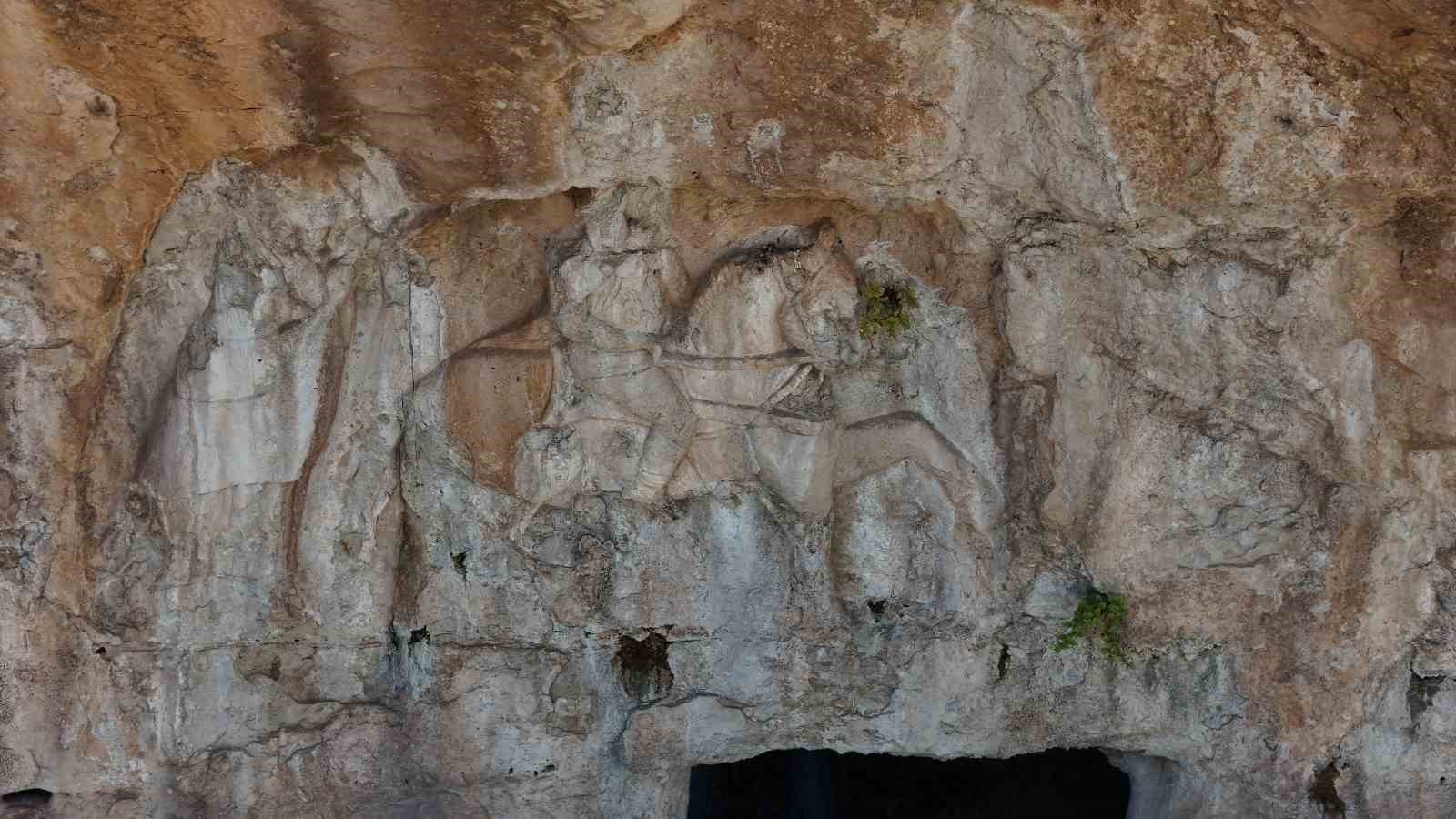 asirlik-bosat-kalesi-ndeki-kayaya-oyulmus-at-ve-savasci-figuru-dikkat-cekiyor
