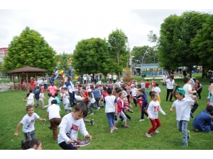 Çocuklar Oyunlarını Dünyanın Merkezinde Oynadı