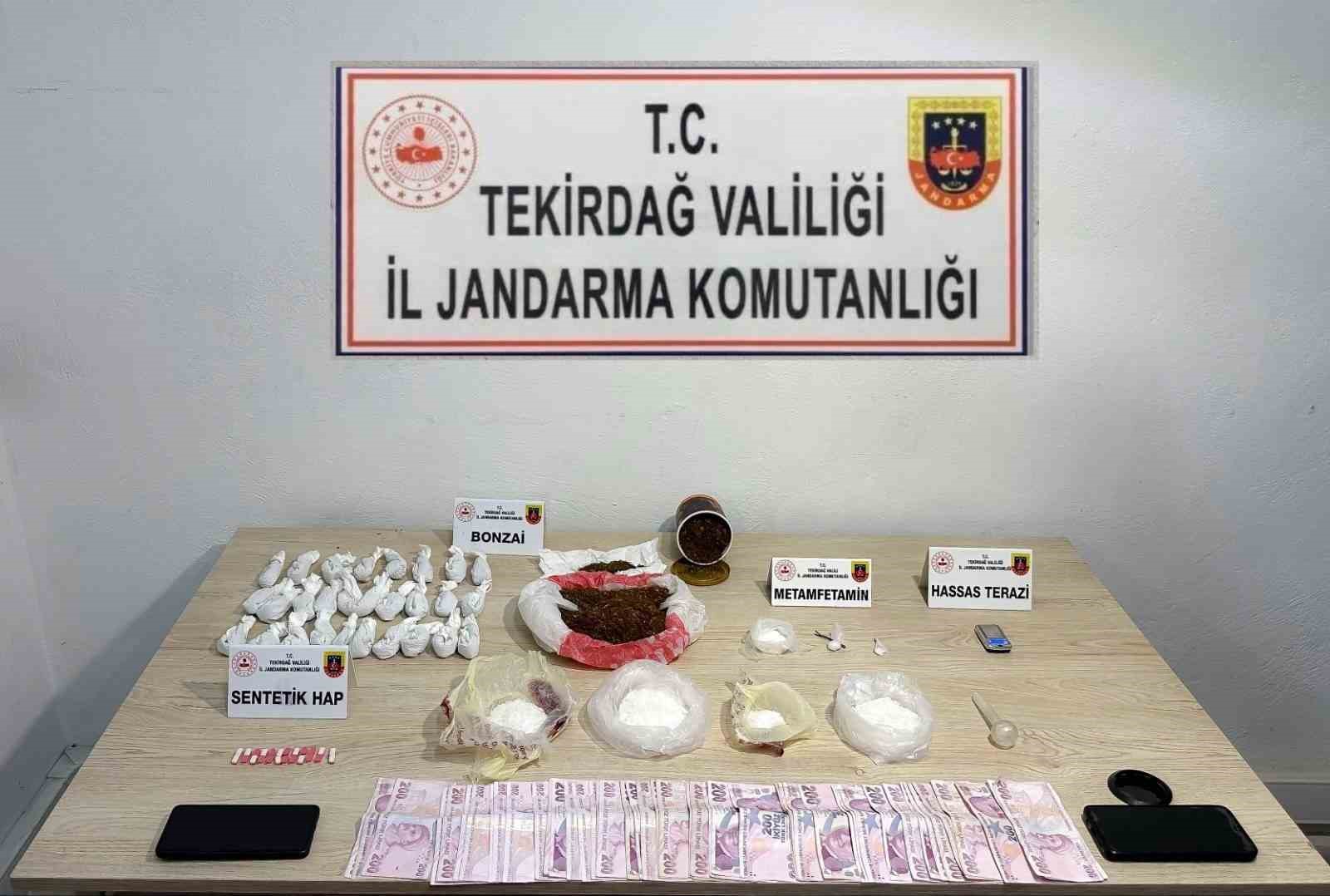 jandarma-operasyonlarinda-silah-uyusturucu-ve-kacak-urunler-ele-gecirildi