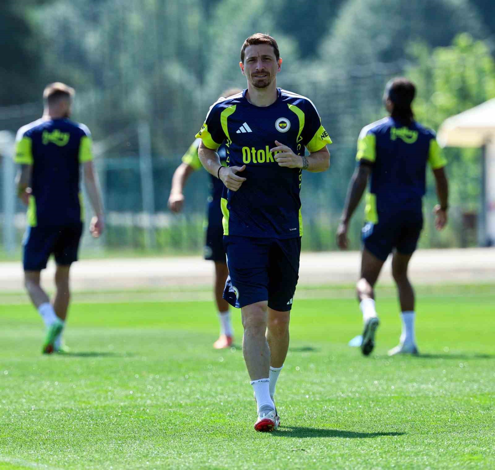 fenerbahce-mert-hakan-yandas-ile-asgari-ucret-uzerinden-sozlesme-imzaladi