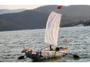 Atık Pet Şişelerden Tekne Yaptı, Denizde Yüzdürdü