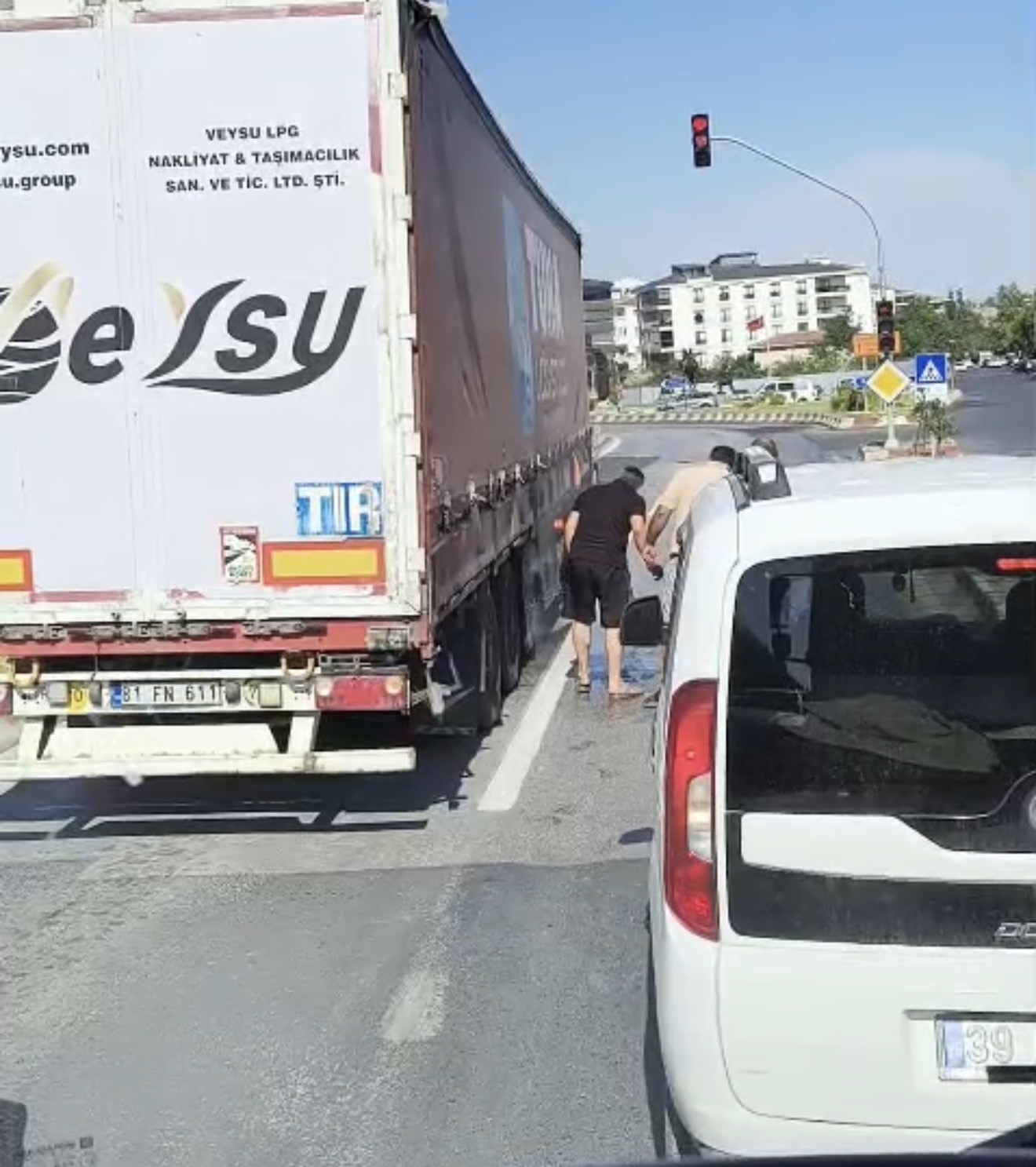 luleburgaz-da-seyir-halindeki-tir-alev-aldi