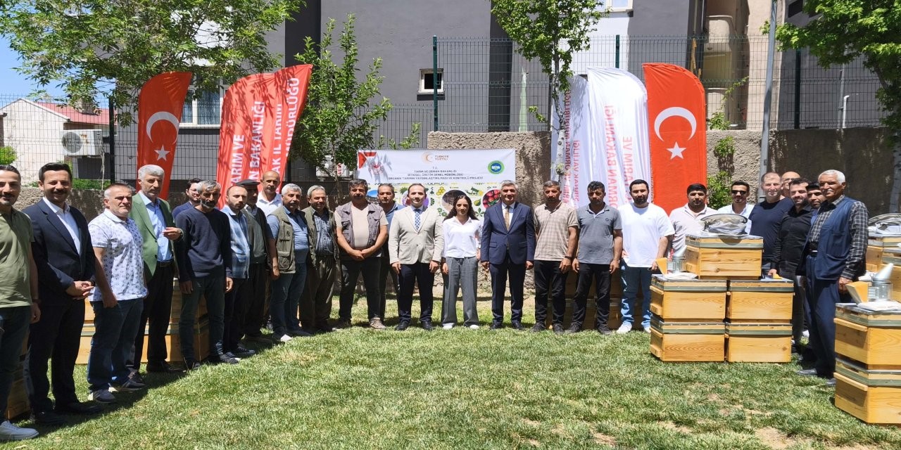 sirnak-ta-25-ureticiye-yuzde-75-hibeli-aricilik-ekipmani-dagitildi