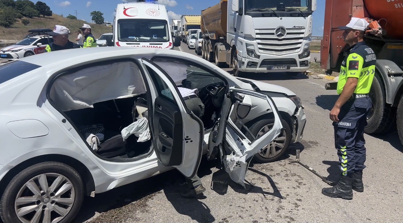 pendik-te-otomobillerin-carpistigi-kazada-2-kisi-yaralandi