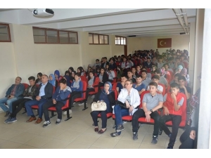 Öğrencilere ‘Sanal Hayatta Kaybettiklerimiz’ Semineri Veriliyor