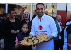 Mhp Milletvekili Adayı Adem Yurdigül Kendi Elleriyle 3 Hilalli Ramazan Pidesi Yapıp Vatandaşlara Dağıttı (Tekrar)