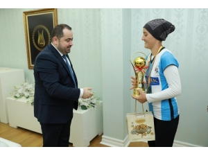 Şampiyon Öğrenciler Kupayı Başkan Aktepe’ye Takdim Etti