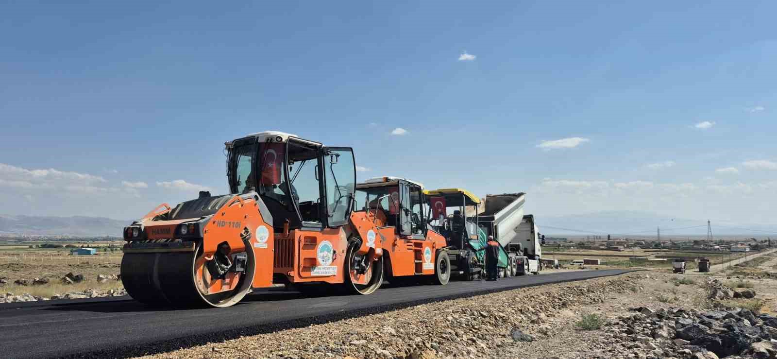 kayseri-buyuksehir-develi-de-sicak-asfalt-calismalarina-basladi