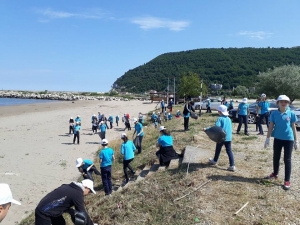 Öğrenciler, Park Ve Sahilde Çöp Topladı
