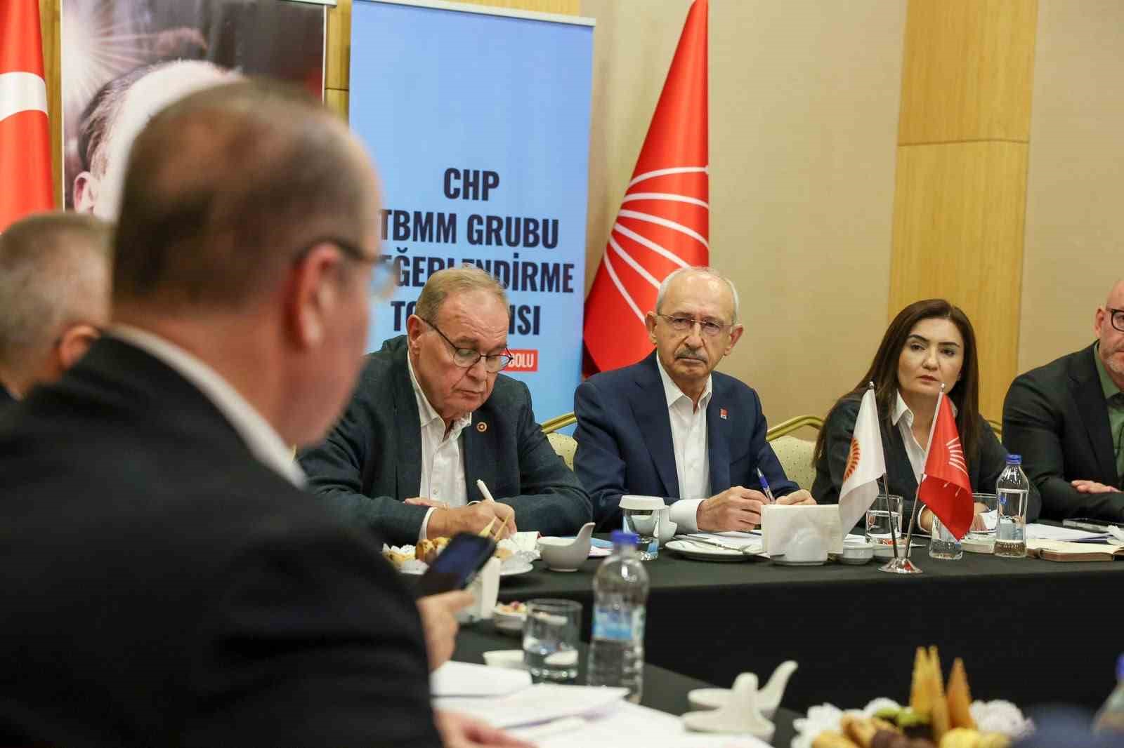 kilicdaroglu-bolu-da-tbmm-grubu-yonetim-kurulu-toplantisina-baskanlik-etti