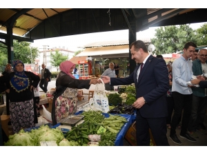 Başkan Ve Minikler Bez Torba Dağıtarak Çevre Gününe Dikkat Çekti