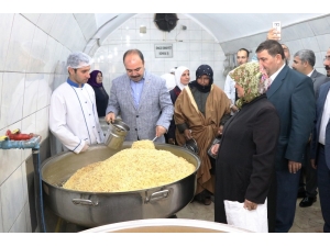 Çiftçi Aşevinde Yemek Dağıttı