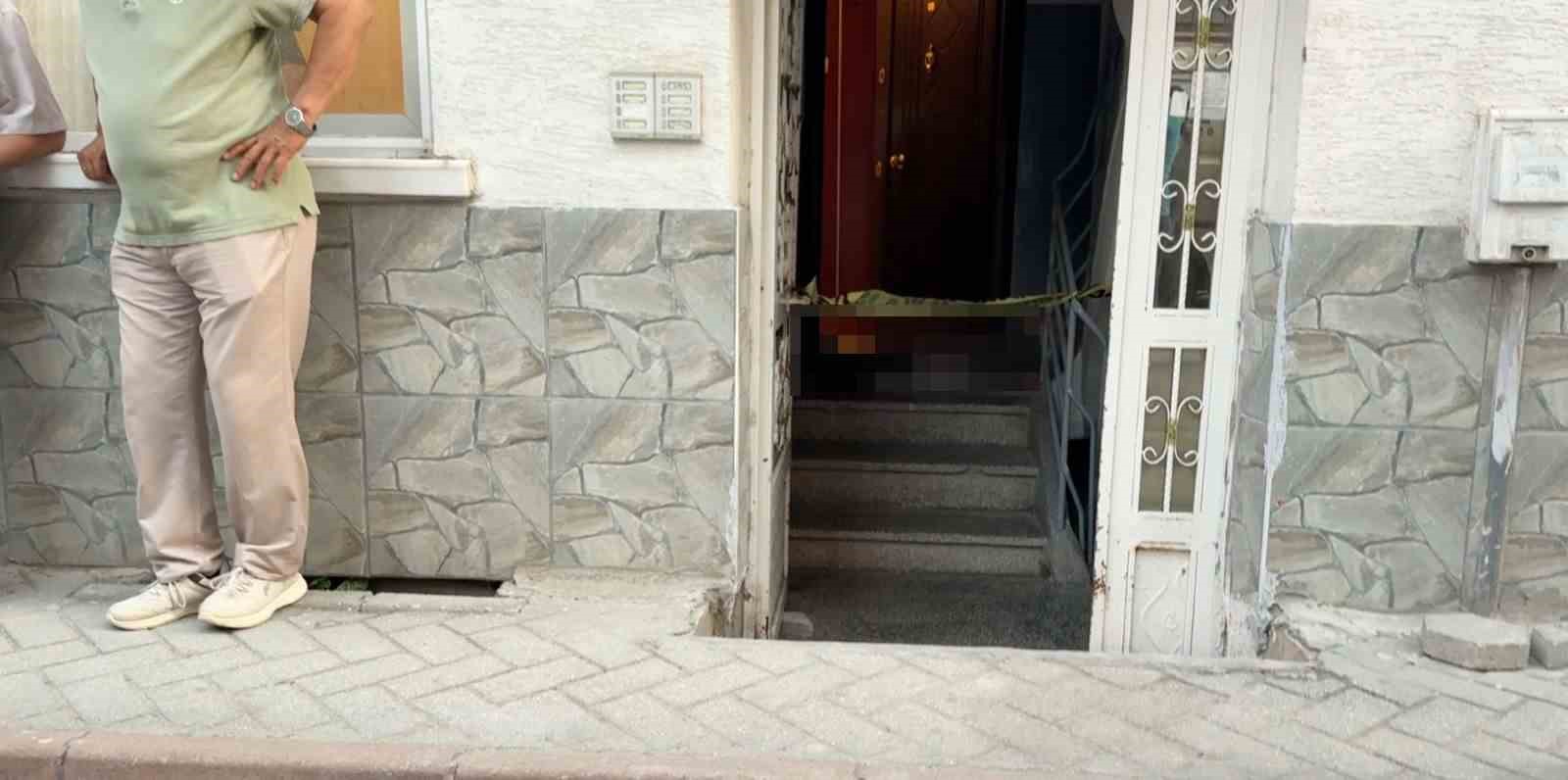 sokakta-dusen-yasli-adam-evinin-kapisinda-hayatini-kaybetti