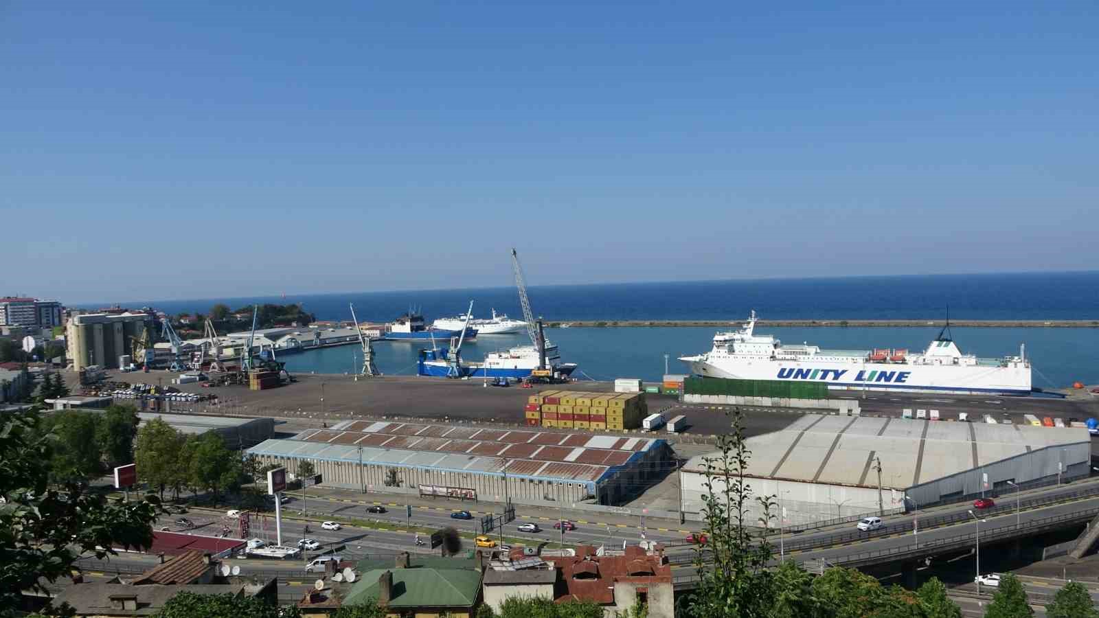 dron-saldirisina-ugrayan-ro-ro-gemisi-trabzon-limani-na-demirledi