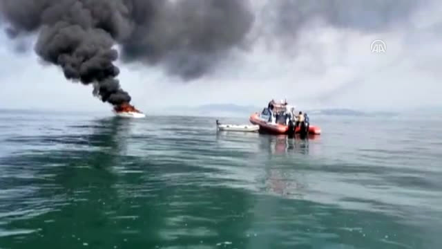 Yalova Açıklarındaki Lüks Yat Alevler İçinde Yanarken Kameralar Saniye Saniye Kaydetti