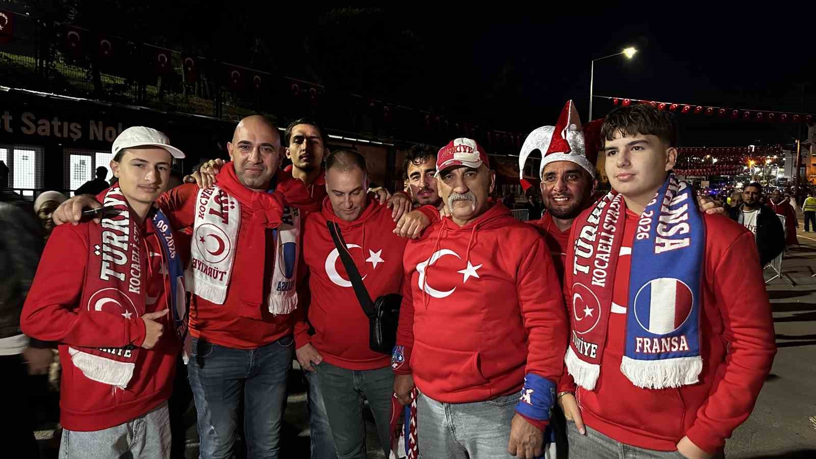 milli-mac-icin-stadyuma-akin-eden-binlerce-vatandas-renkli-goruntuler-olusturdu