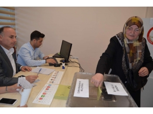 Doğu Karadenizli Gurbetçiler Trabzon Havalimanı’nda Oy Kullanmaya Başladı