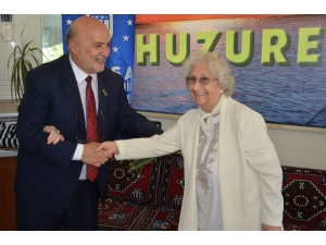 Yelis, Huzurevini Ziyaret Ederek Yaşlılara Gül Dağıttı