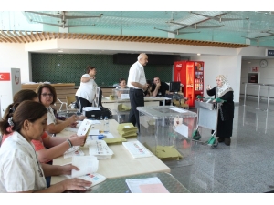 Havalimanlarında Oy Kullanma İşlemi Devam Ediyor