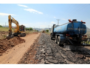 Develi Güney Yukarı Mahallesinde Yol Genişletme Çalışmaları Tamamlanıyor