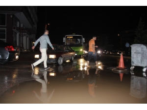 Yarım Saatlik Yağmur Kocaeli Caddelerini Dereye Çevirdi