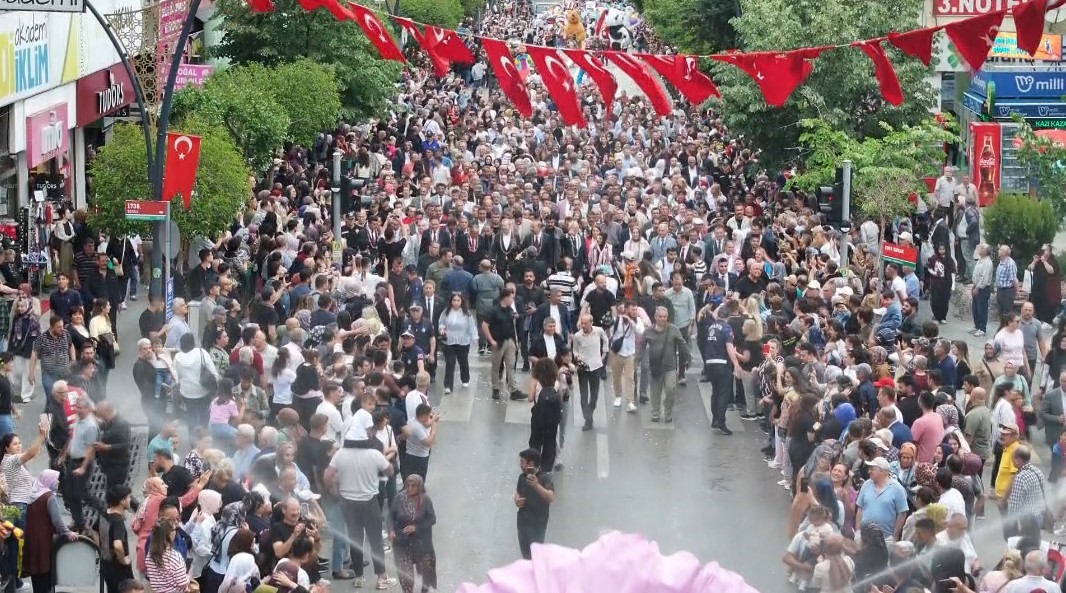 isparta-da-uluslararasi-gul-festivali-coskusu-binlerce-kisi-kortejde-bulustu