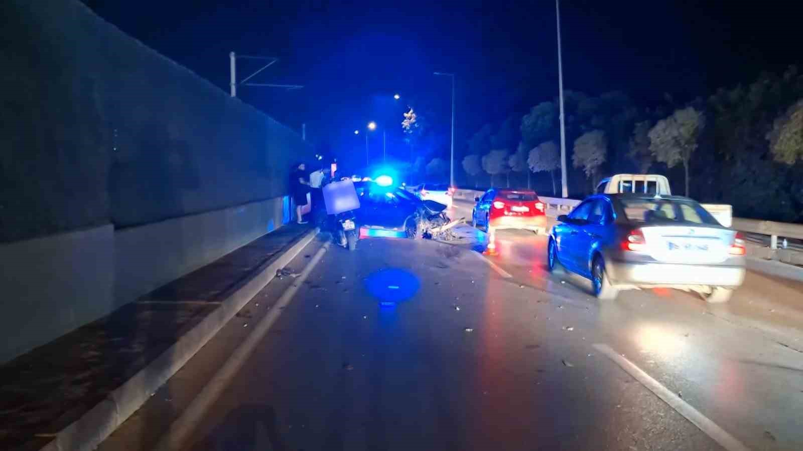 bursa-da-otomobil-baz-istasyonu-ve-metro-bariyerlerine-carpip-durdu