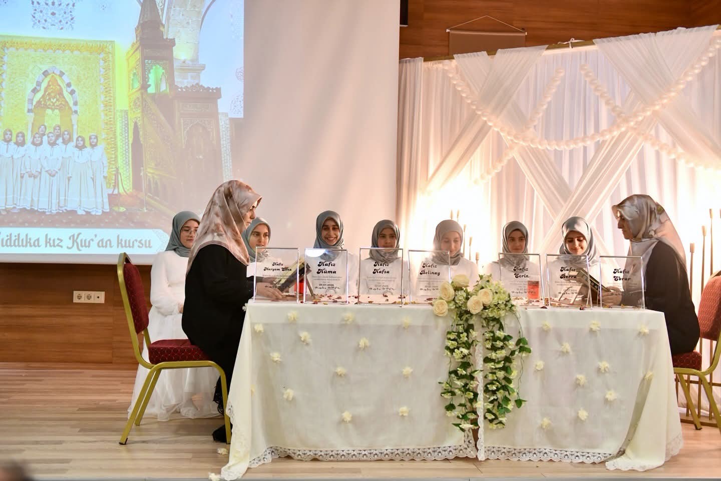 van-da-1-yilda-hafiz-olan-7-kiz-ogrenci-icin-tac-giydirme-toreni-duzenlendi