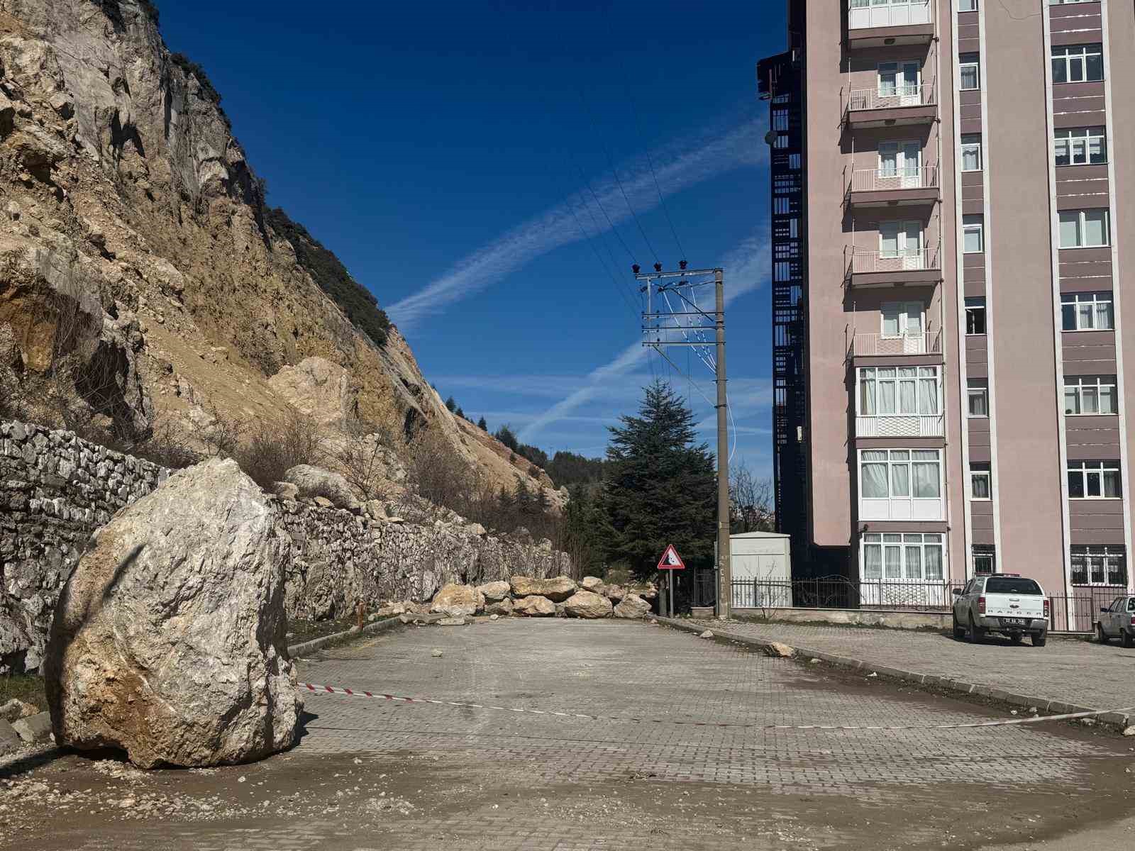 isparta-da-kayalarin-tehdit-ettigi-mahallenin-gelecegi-masaya-yatirildi