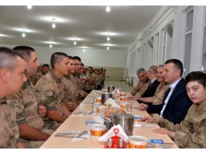 Vali Büyükakın Mehmetçiğin İftar Sofrasına Misafir Oldu