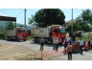 Taş Ocağına Giden Kamyonların Tozundan Bıkan Köylüler Yol Kapattı
