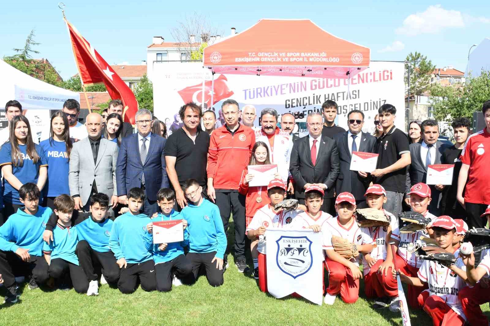 eskisehir-de-genclik-ve-spor-soleni-gerceklestirildi
