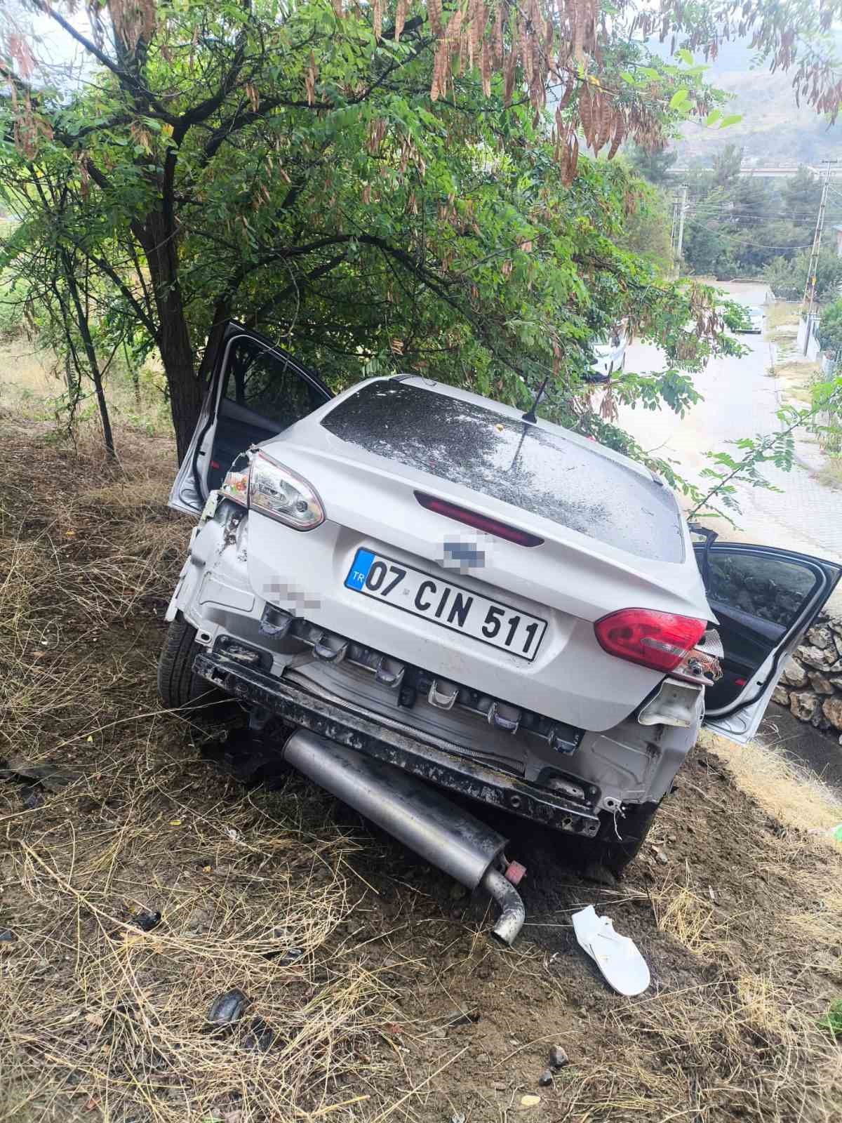 bilecik-te-otomobil-sarampole-uctu-4-kisi-yaralandi
