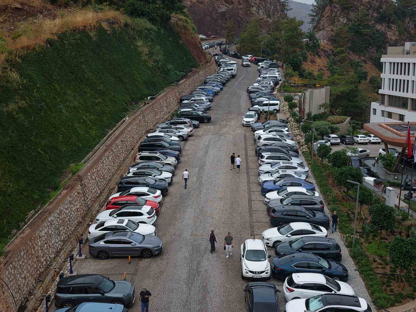 bekleyecek-pazartesi-marmaris-te-dikkat-ceken-tablo-otellerde-doluluk-sorunu-yasanirken-bu-tesisin-kapisinda-arac-kuyrugu-olustu