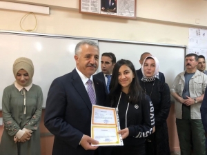 Bakan Arslan, Kağızman’da Karne Dağıtım Törenine Katıldı